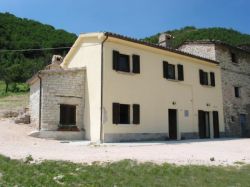 CASA VACANZE LA BADIA - marche